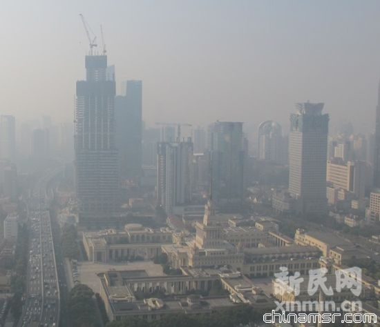 近日，復旦大學新近公布的一個有關霧污染及污染物痕量檢測的課題報告顯示，上海市區(qū)采集到的霧水存在多種致癌致畸物。新民網資料圖