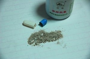 打開一看，膠囊里的顆粒疑似胡椒粉。