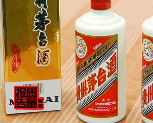 除了酒瓶，成套的包裝，包括商標標簽、瓶蓋等都是假的。